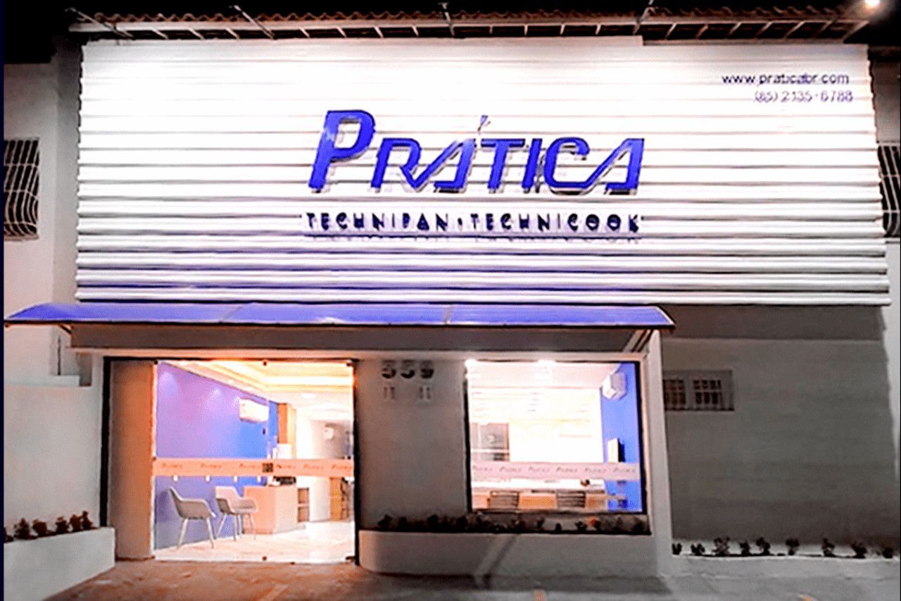 Um prédio branco com a palavra pratica nele