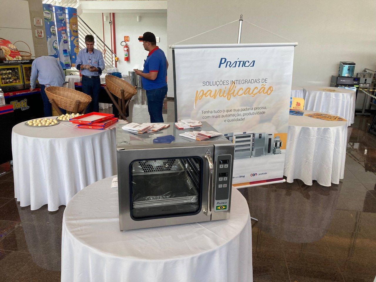 Um forno de micro-ondas está sobre uma mesa em frente a uma placa que diz primea
