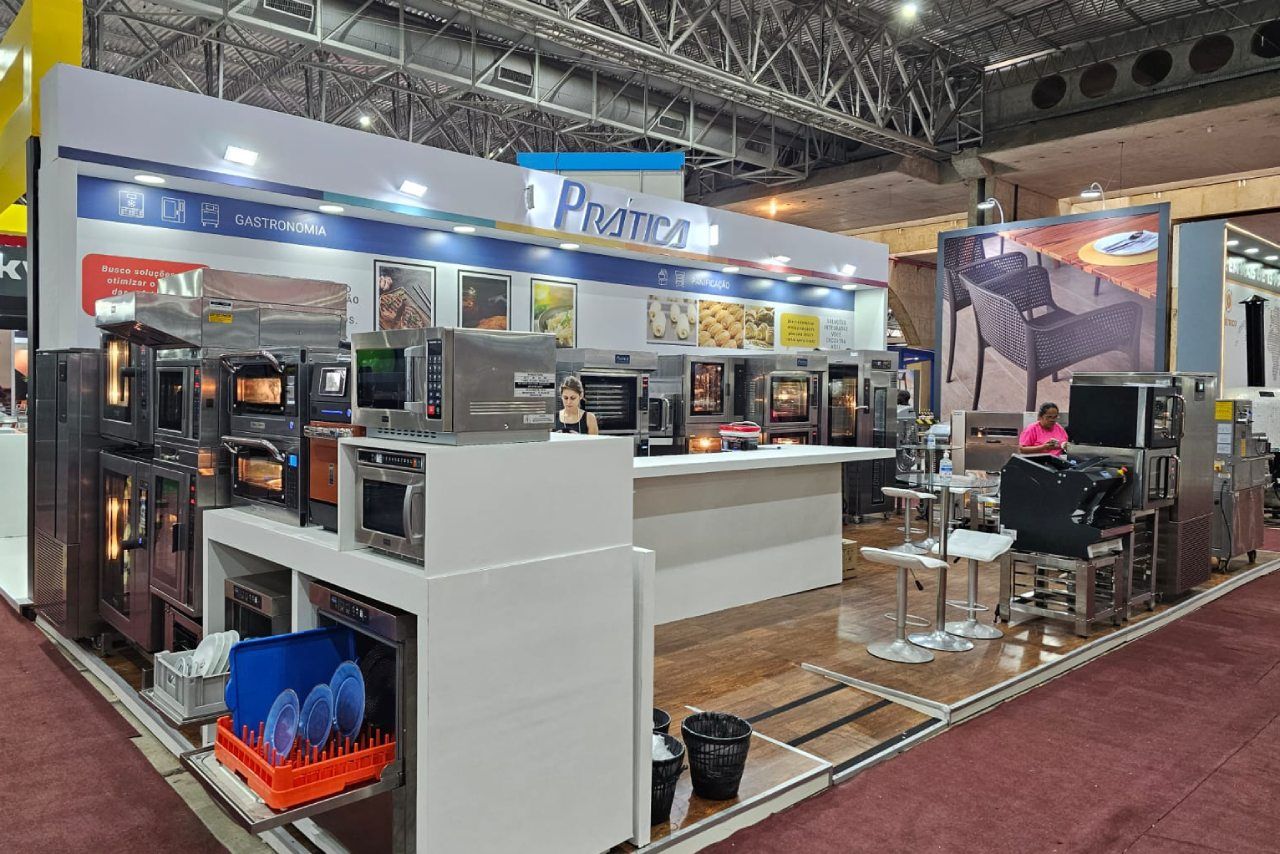 Uma grande exposição de equipamentos de cozinha está em uma sala.