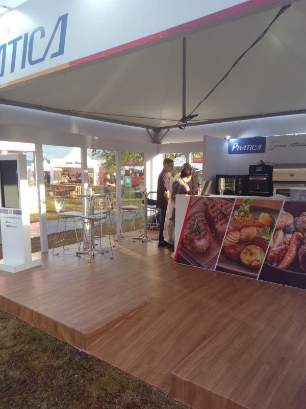 Uma sala com uma placa que diz nautica