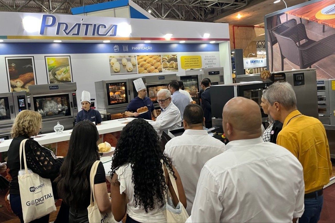 Um grupo de pessoas está em frente a uma padaria.