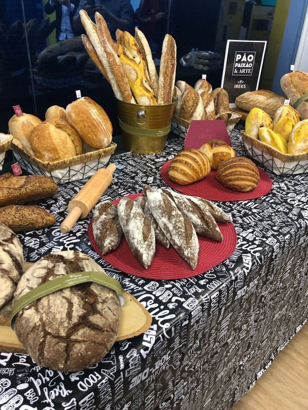 Uma mesa com vários tipos diferentes de pão sobre ela