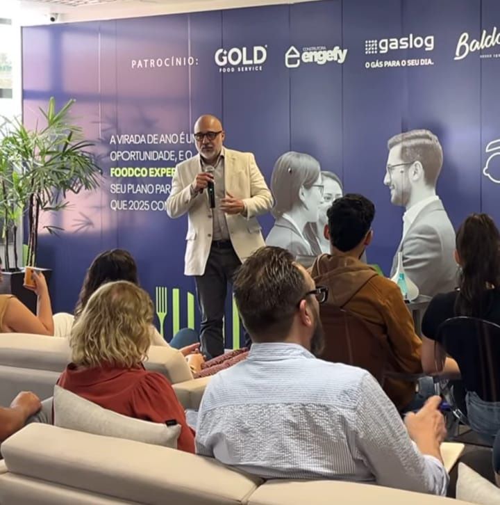 Um homem está fazendo uma apresentação para um grupo de pessoas