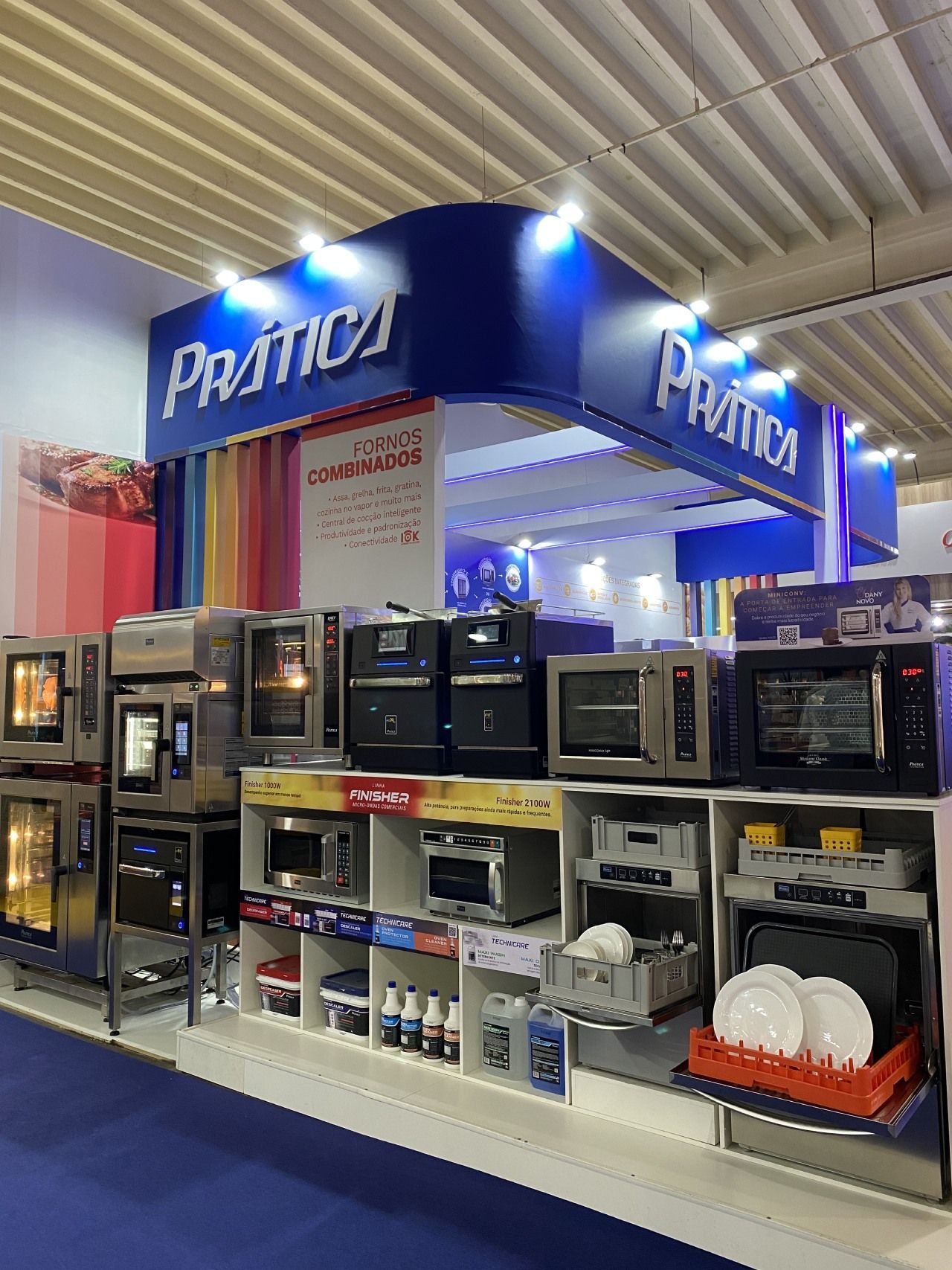 Uma loja cheia de eletrodomésticos e uma placa que diz pratica