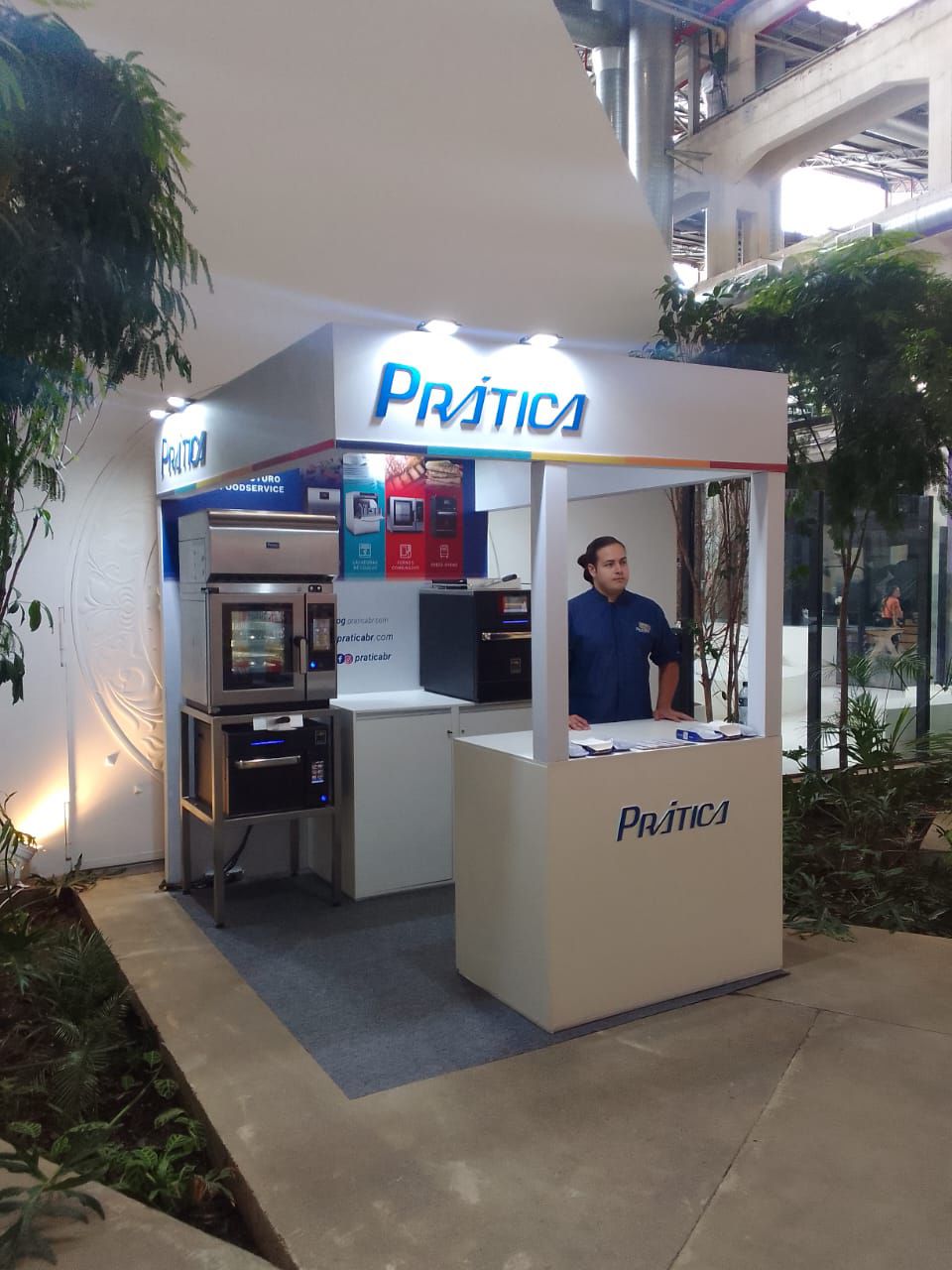 Um homem está parado em frente a uma cabine de prática