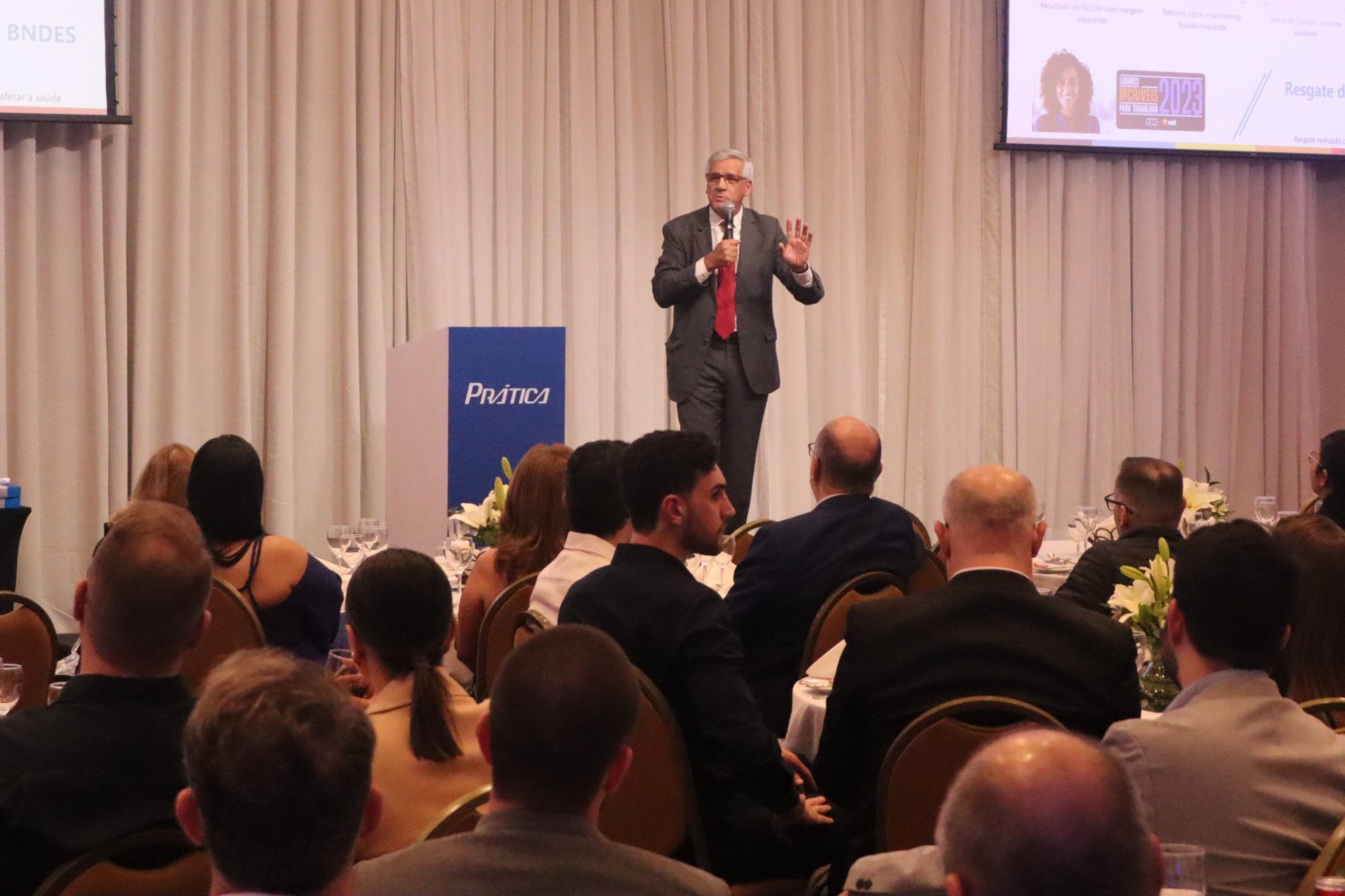 Um homem está fazendo uma apresentação para um grupo de pessoas em uma sala de conferências.