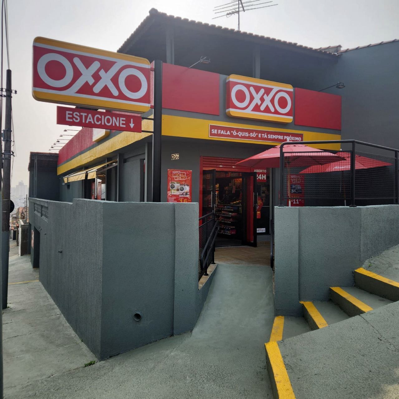 Um prédio com uma placa que diz oxxo nele
