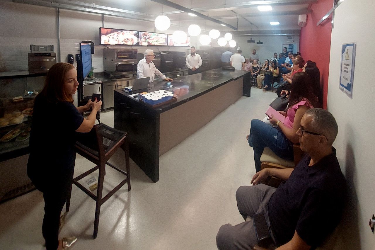 Um grupo de pessoas está sentado em um restaurante esperando por comida