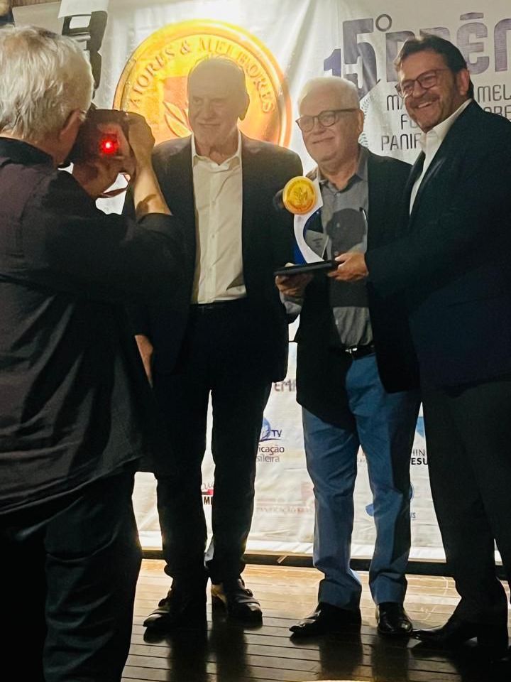 Um homem está tirando uma foto de um grupo de homens