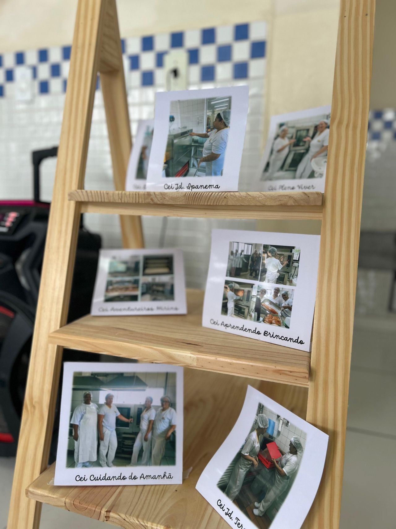 Uma escada de madeira com um monte de fotos nela