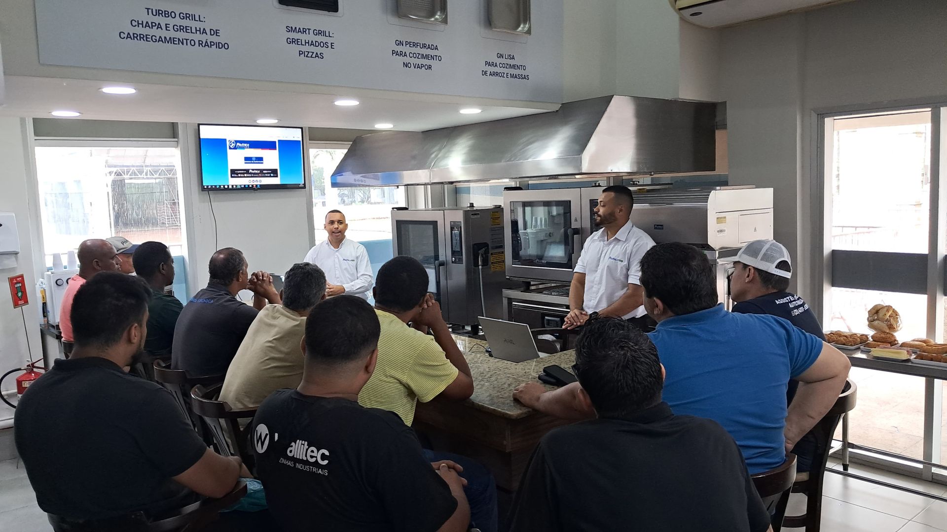 Um grupo de homens está sentado ao redor de uma mesa na cozinha.
