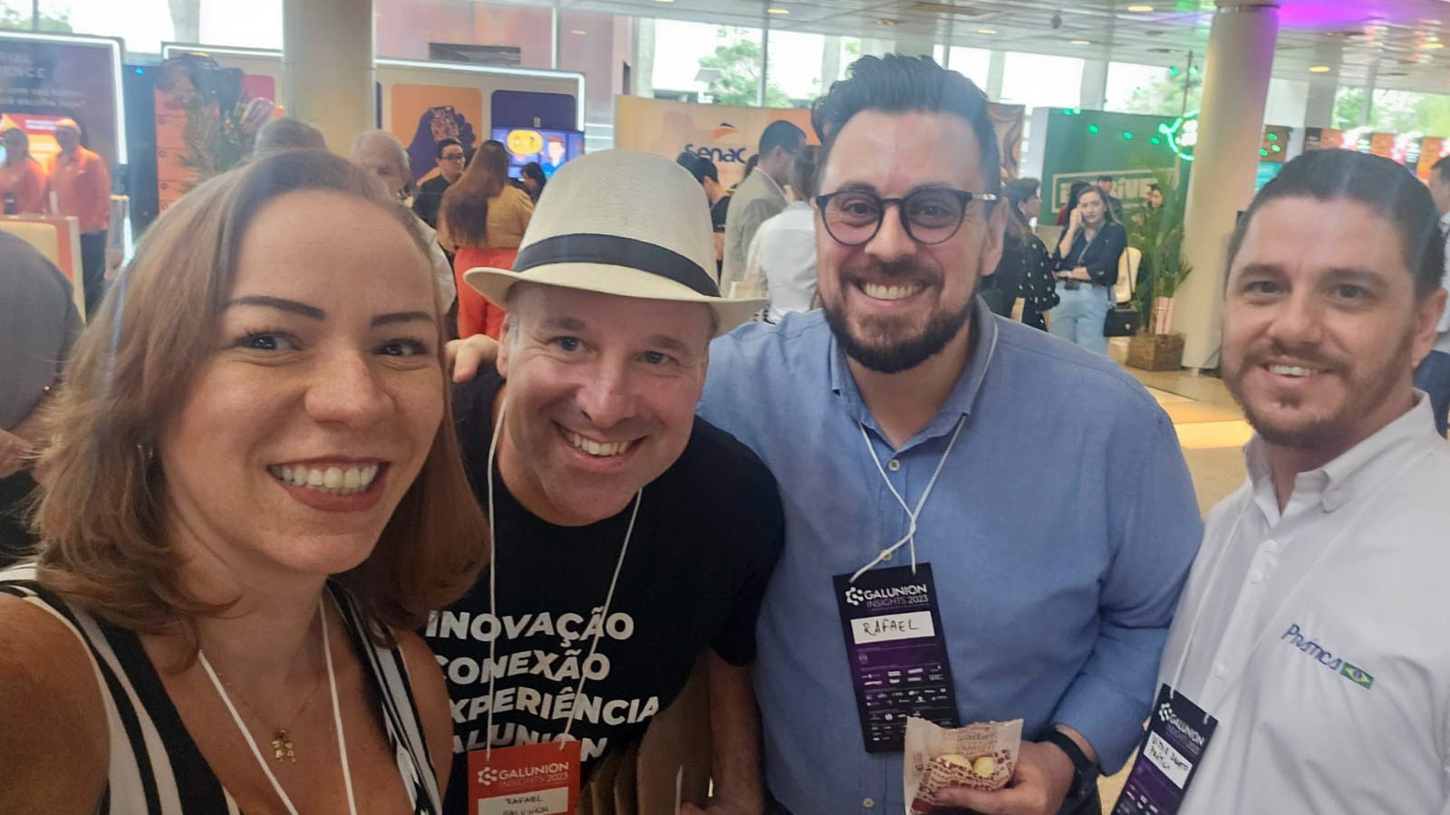 Um grupo de pessoas está posando para uma foto em uma sala.