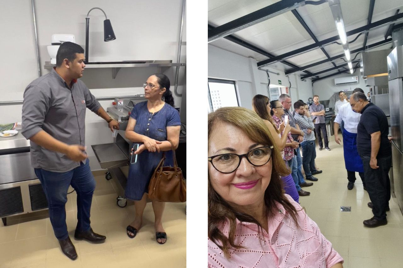 Um homem e uma mulher estão parados um ao lado do outro em uma cozinha.