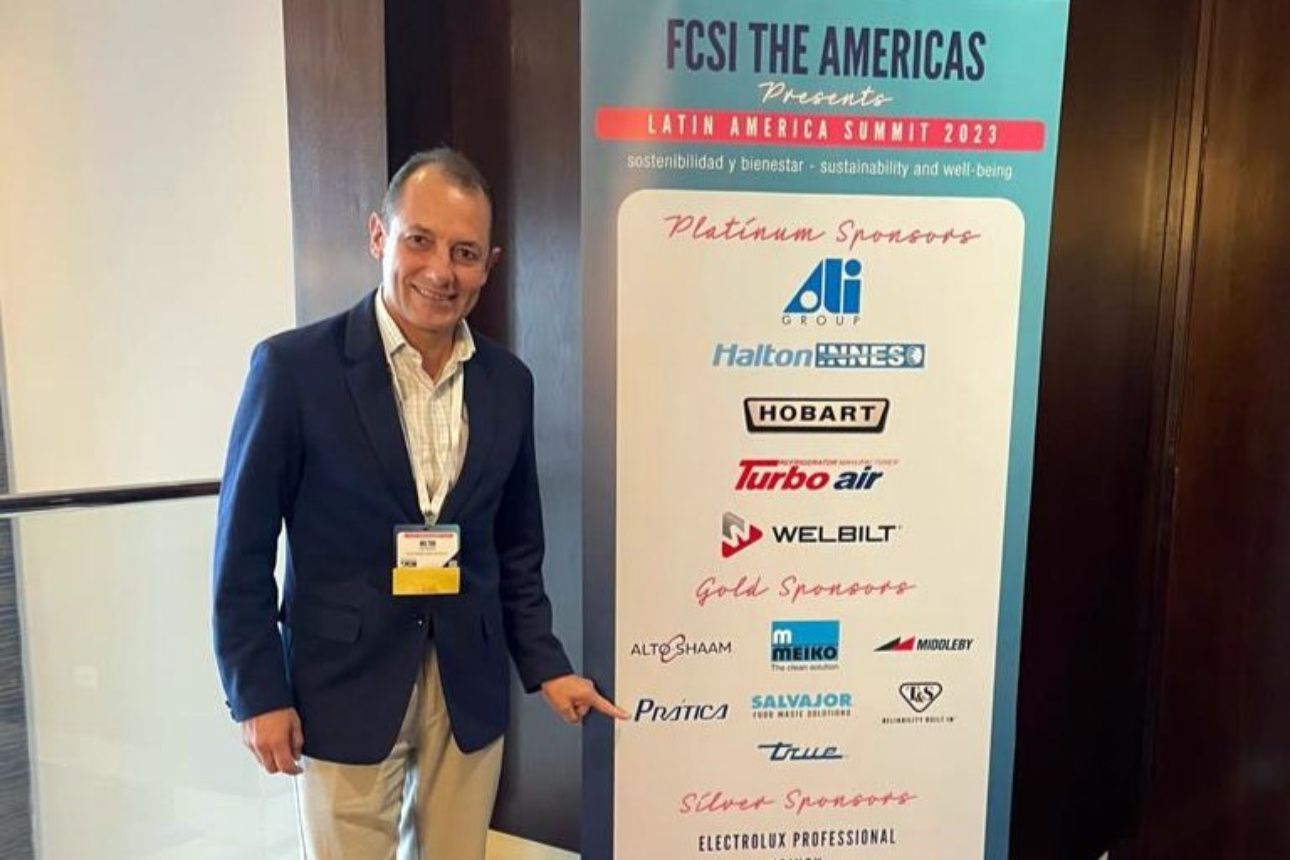 Um homem está parado em frente a uma placa que diz fcsi the américas