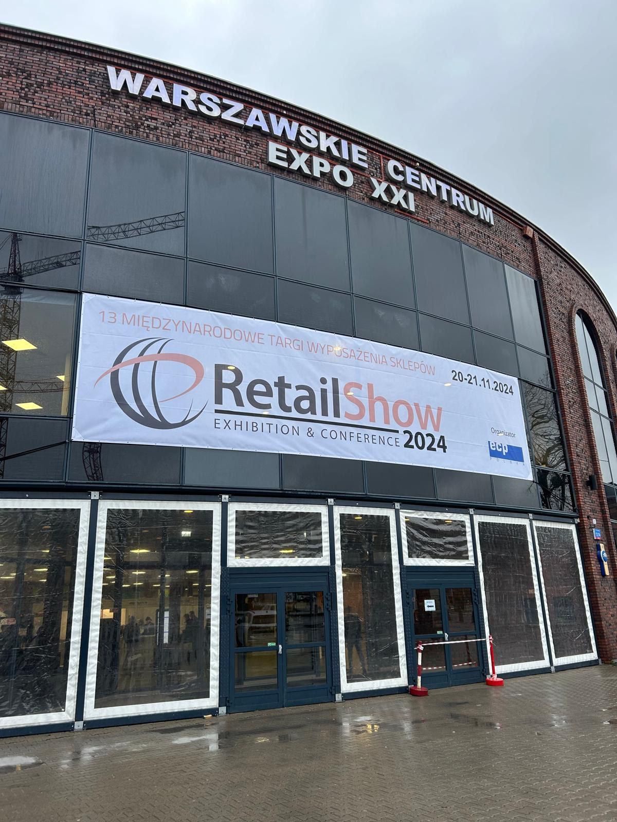 Um grande edifício com uma faixa que diz retailshow.