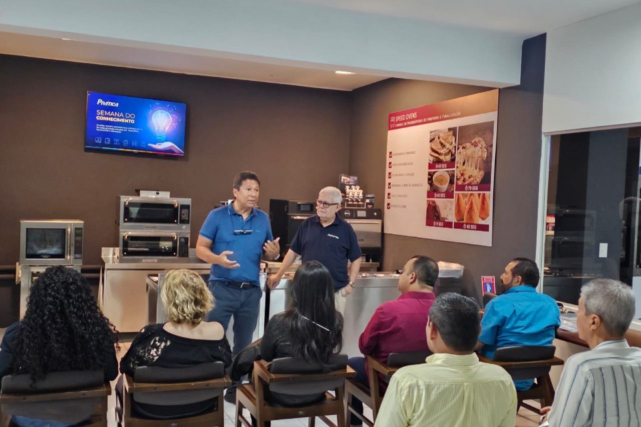 Um grupo de pessoas está sentado em cadeiras em uma sala.