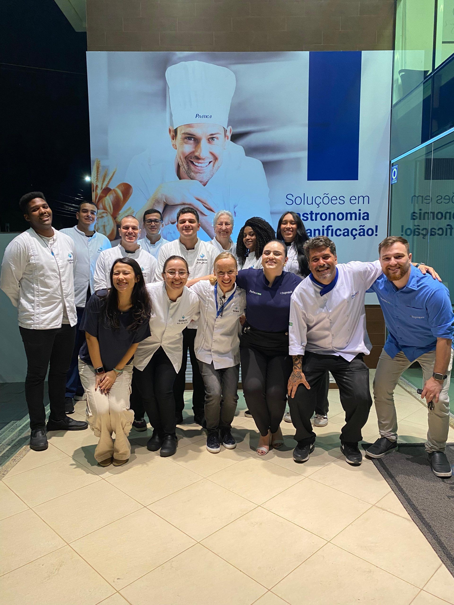 Um grupo de pessoas posando para uma foto em frente a um prédio