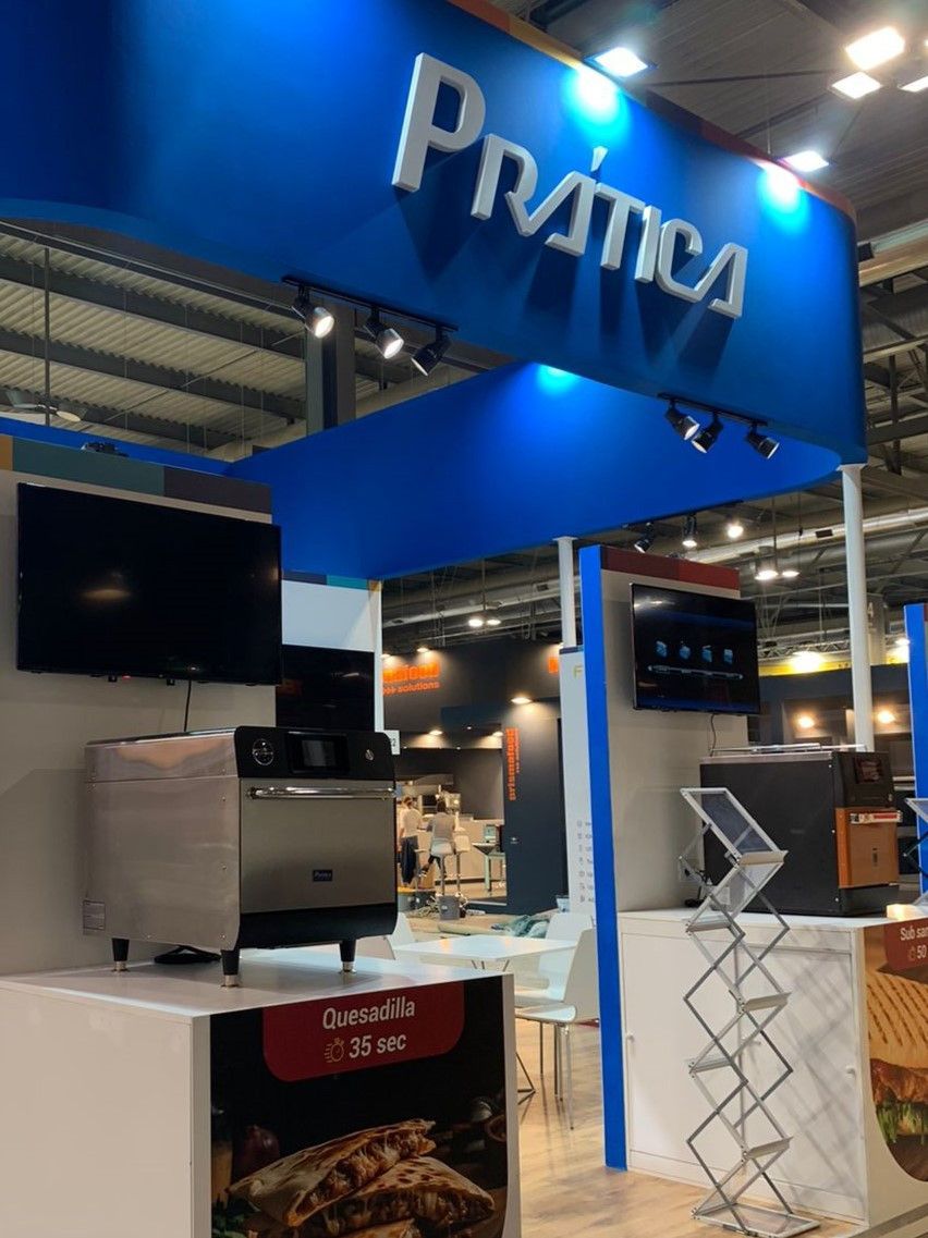 Uma placa azul com a palavra pratica nela