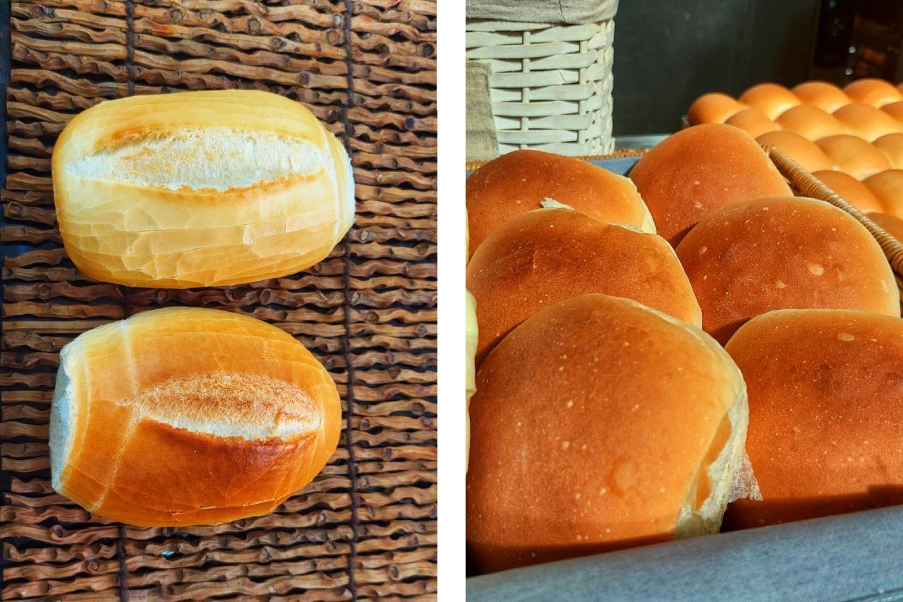 Um monte de pãezinhos estão em cima de uma cesta de vime.