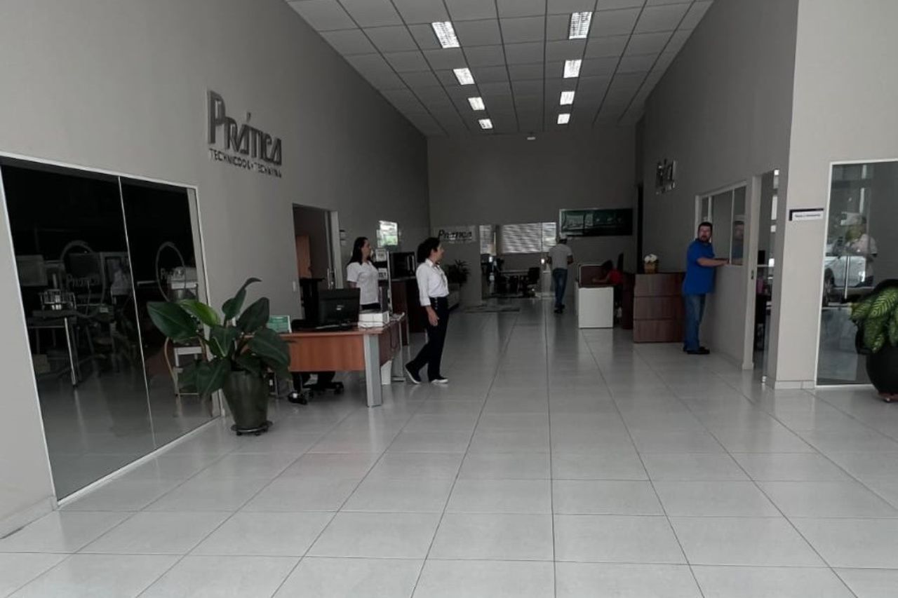 Um grupo de pessoas está de pé no saguão de um prédio.