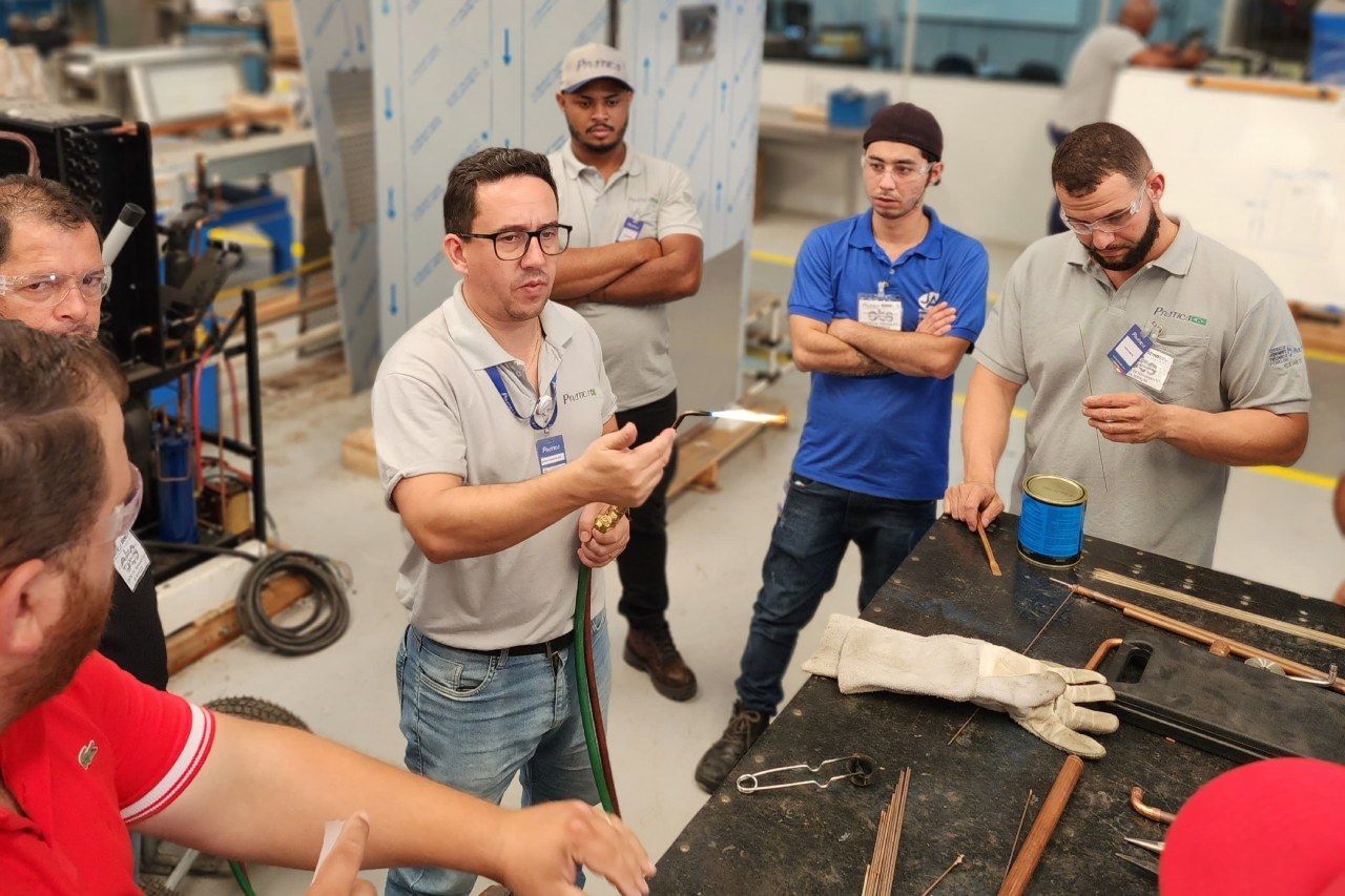 Equipe de técnicos da Prática realiza treinamento em refrigeração