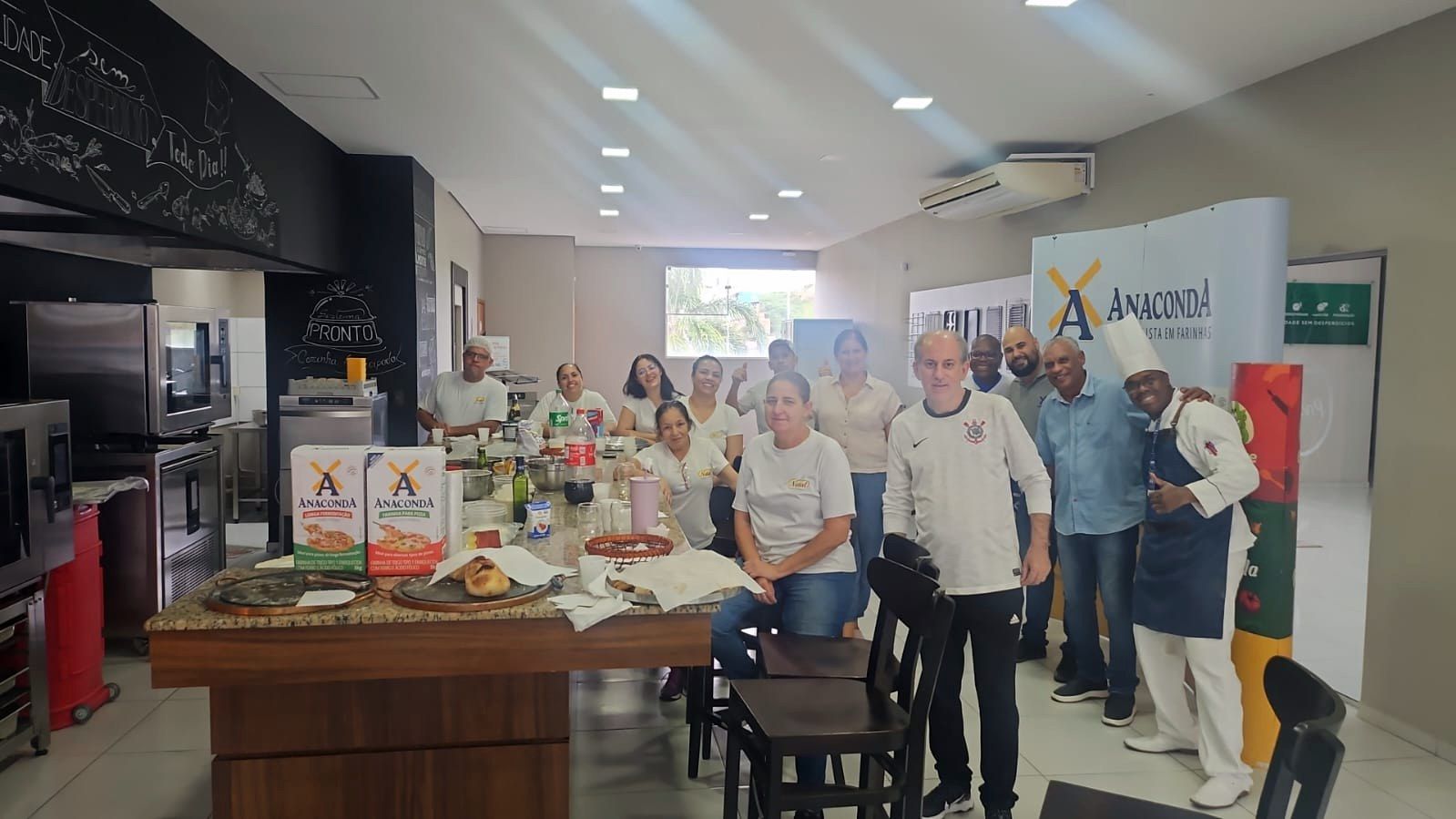 Um grupo de pessoas está posando para uma foto em um restaurante.