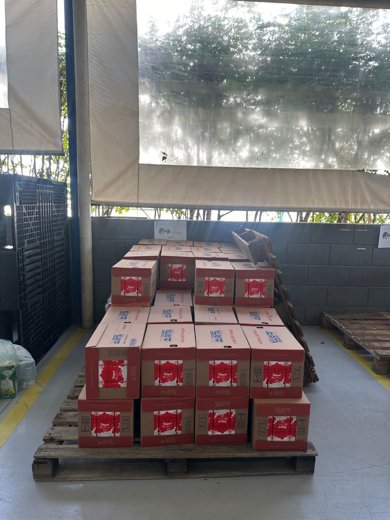 Um monte de caixas empilhadas umas sobre as outras em um palete