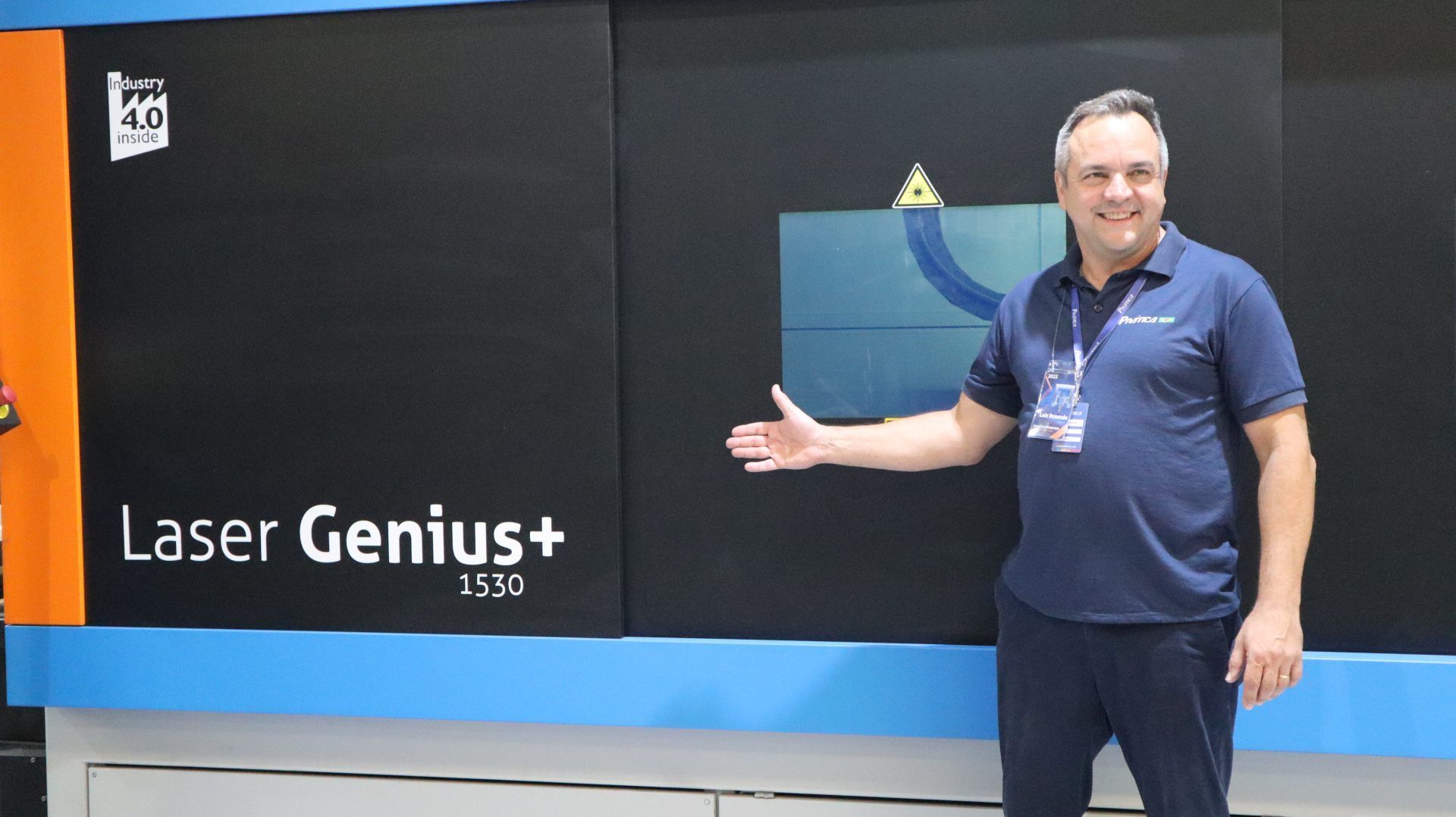 Um homem está em pé na frente de uma máquina laser genial.