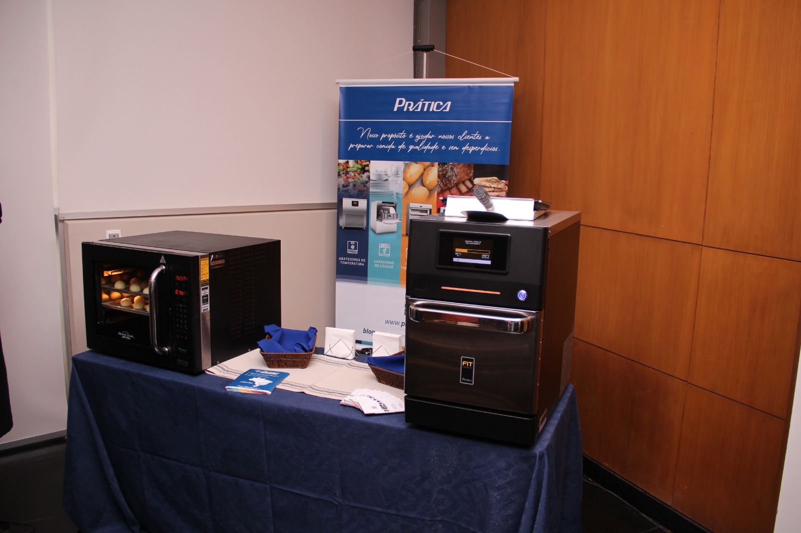 Uma mesa com um micro-ondas e um forno em cima