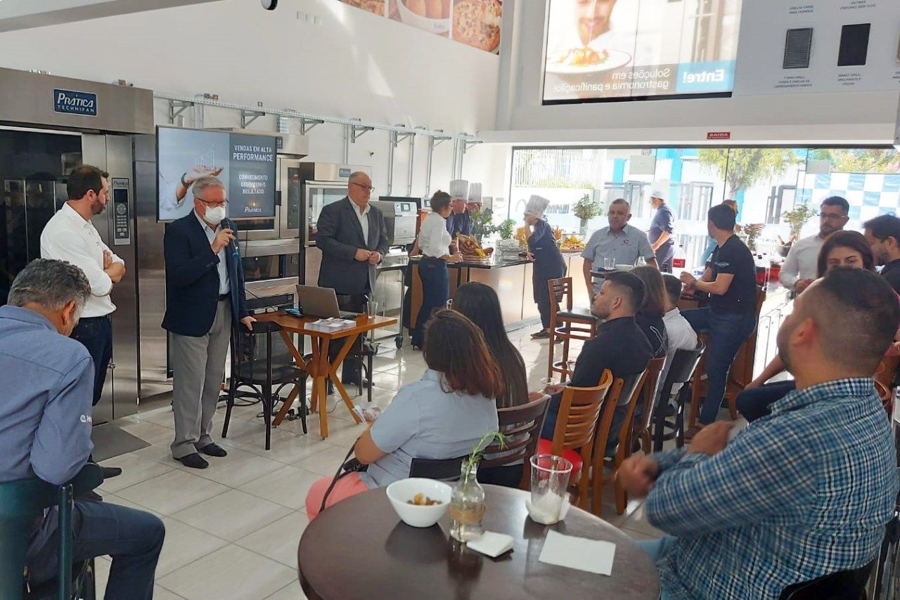 Um grupo de pessoas está sentado em mesas em um restaurante.