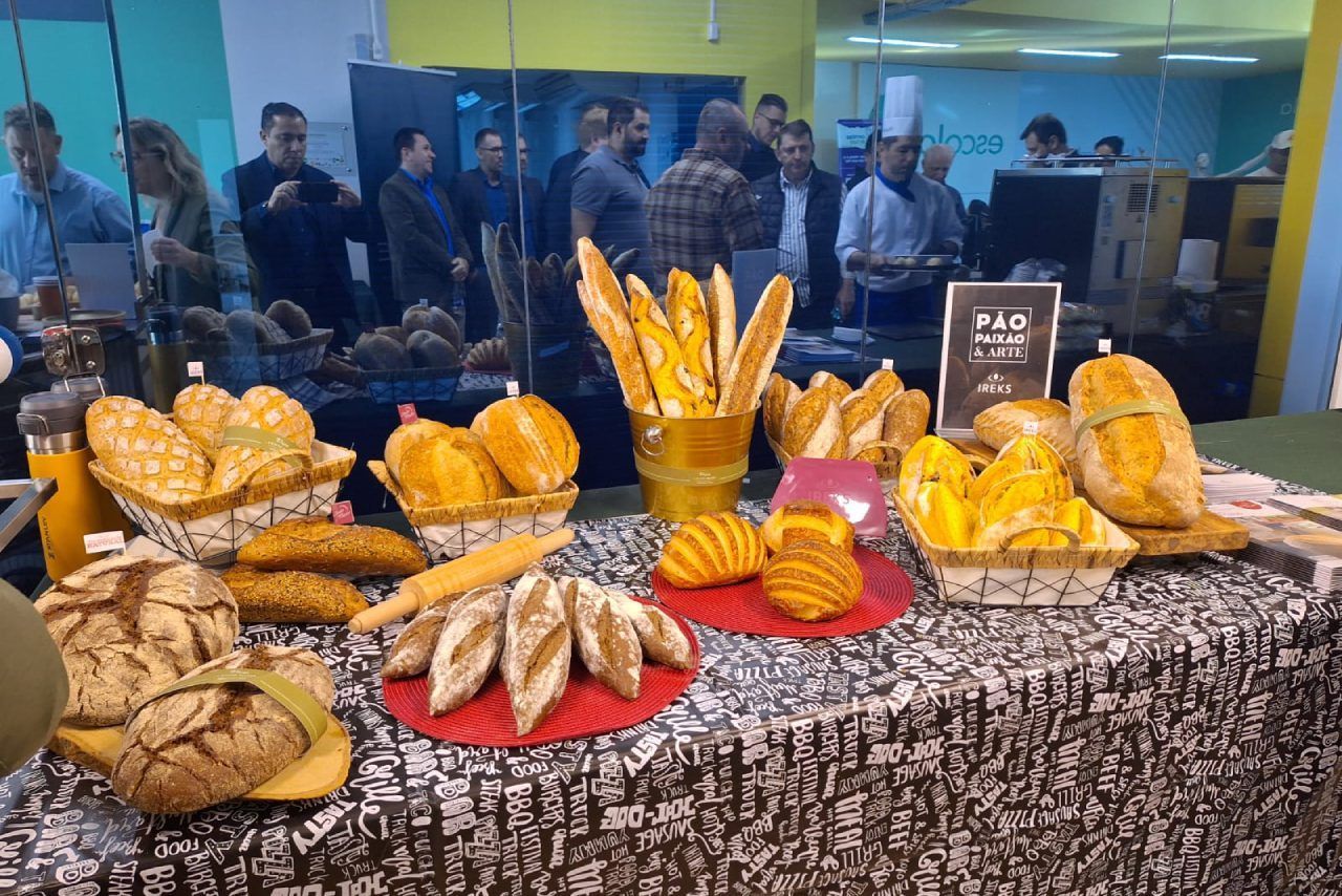 Há muitos tipos diferentes de pão na mesa.
