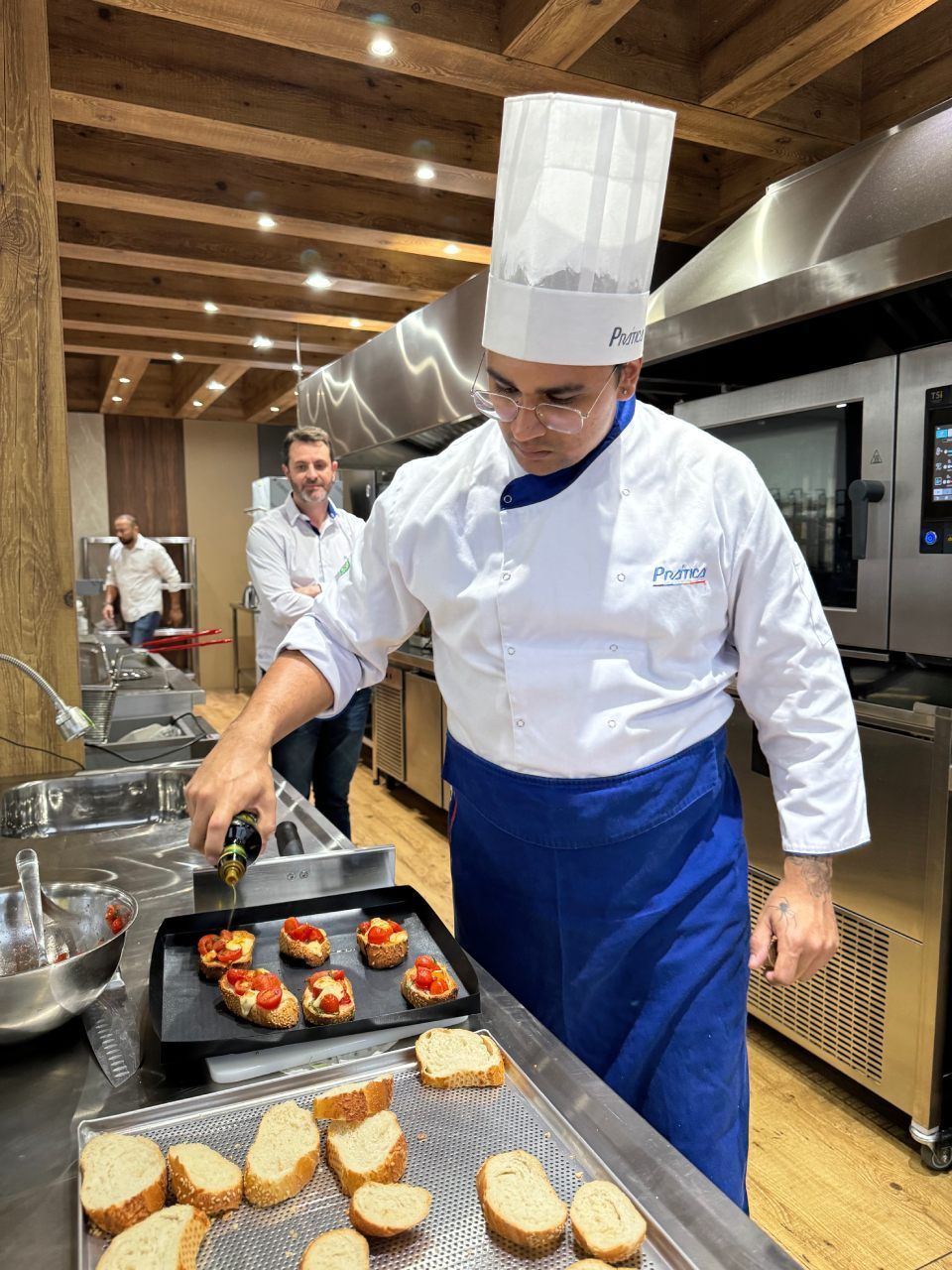Um chef está colocando comida em uma bandeja na cozinha