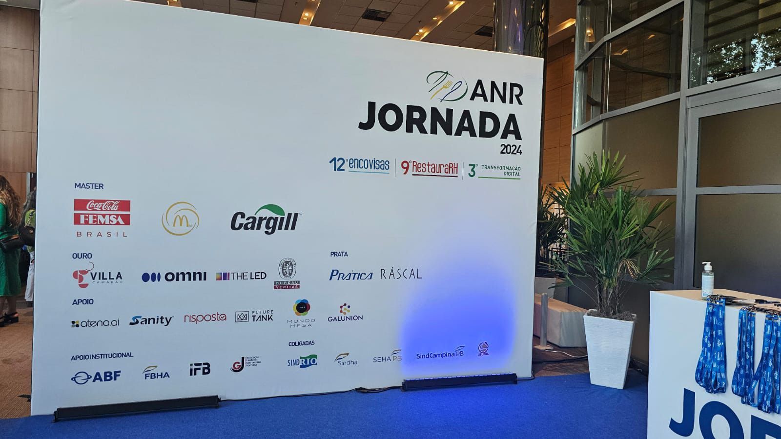 Uma grande parede branca com anr jornada escrito nela