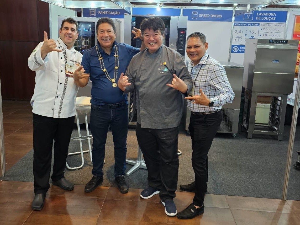 Um grupo de homens está posando para uma foto e fazendo sinal de positivo.