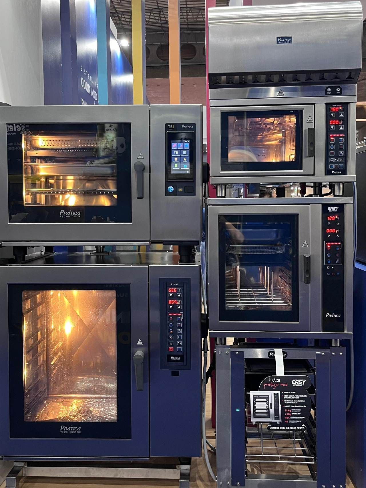 Uma fileira de fornos comerciais empilhados uns sobre os outros