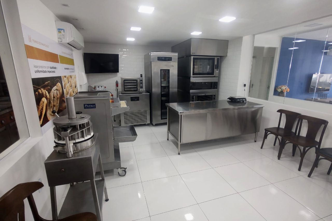 Uma cozinha com eletrodomésticos de aço inoxidável e uma grande janela.