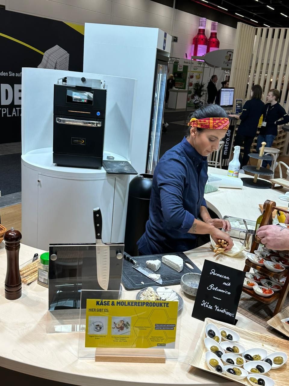 Um homem está sentado à mesa preparando comida.