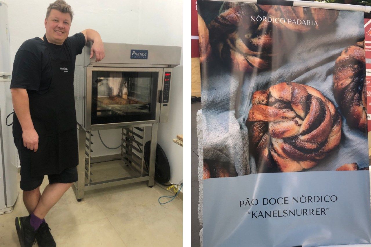 Um homem parado ao lado de um forno ao lado de uma foto de um pãozinho de canela