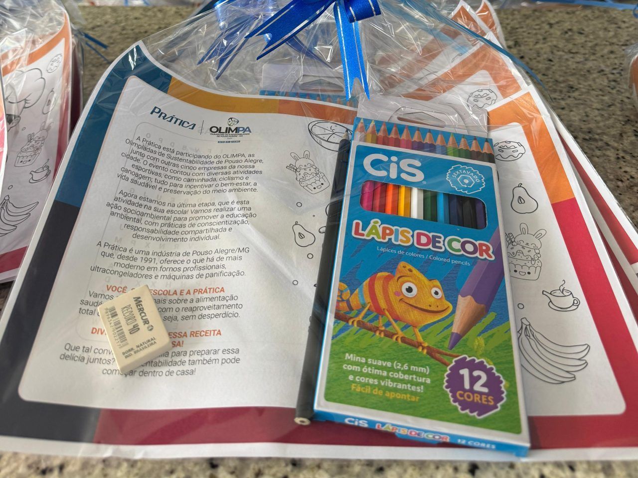 Uma caixa de lápis de cor e uma borracha sobre uma mesa