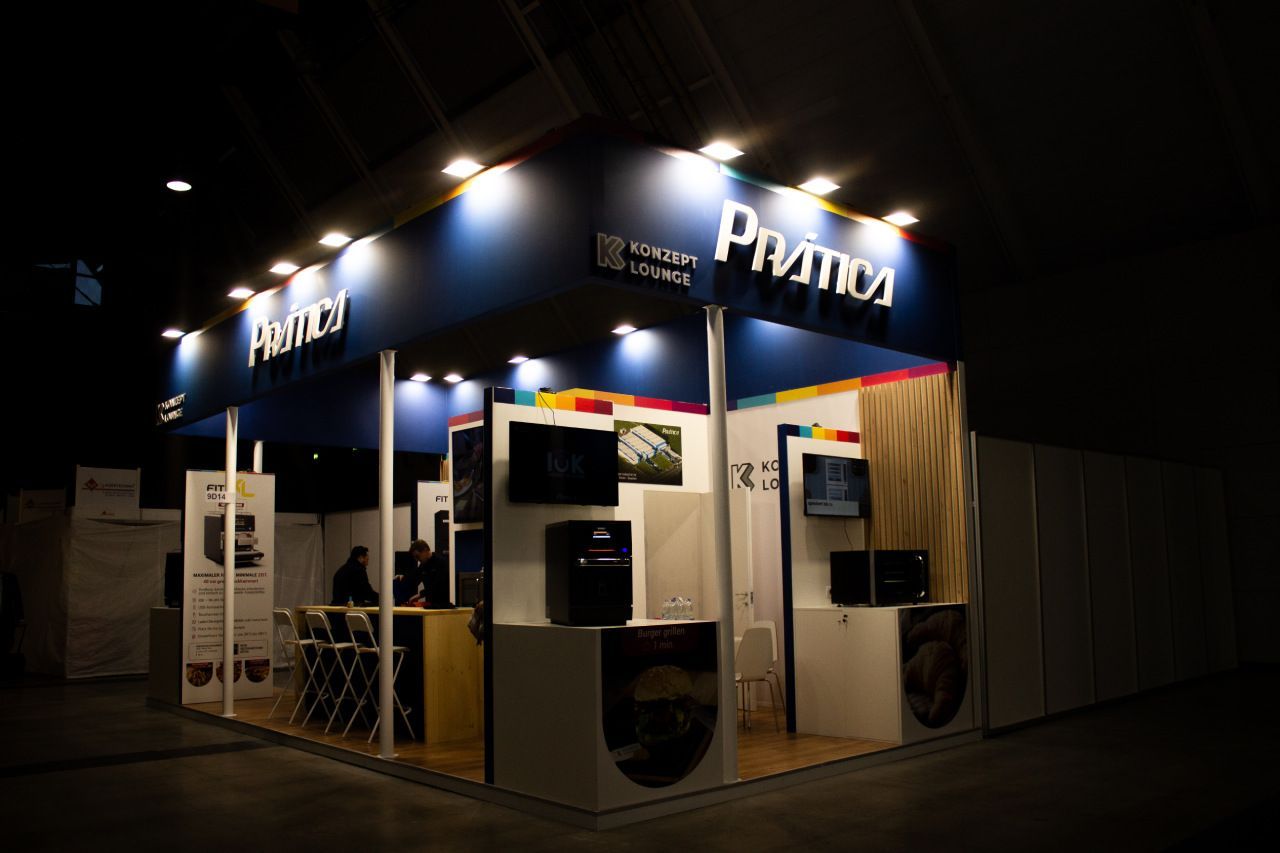 Um quarto escuro com uma placa que diz python