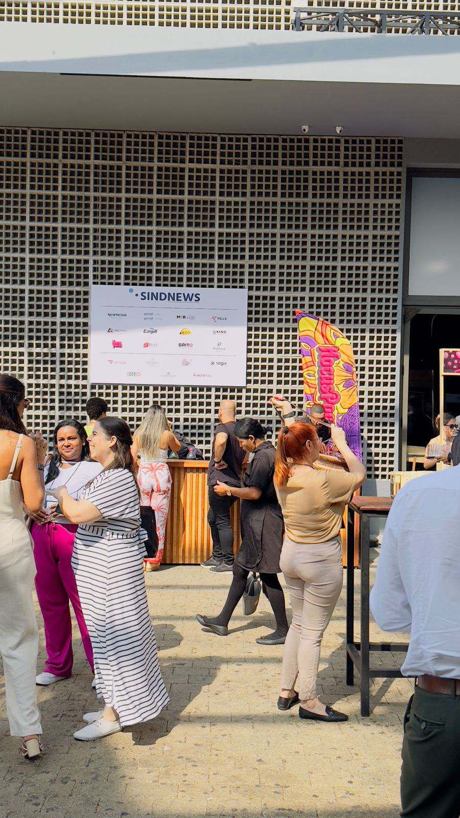 Um grupo de pessoas está do lado de fora de um prédio.