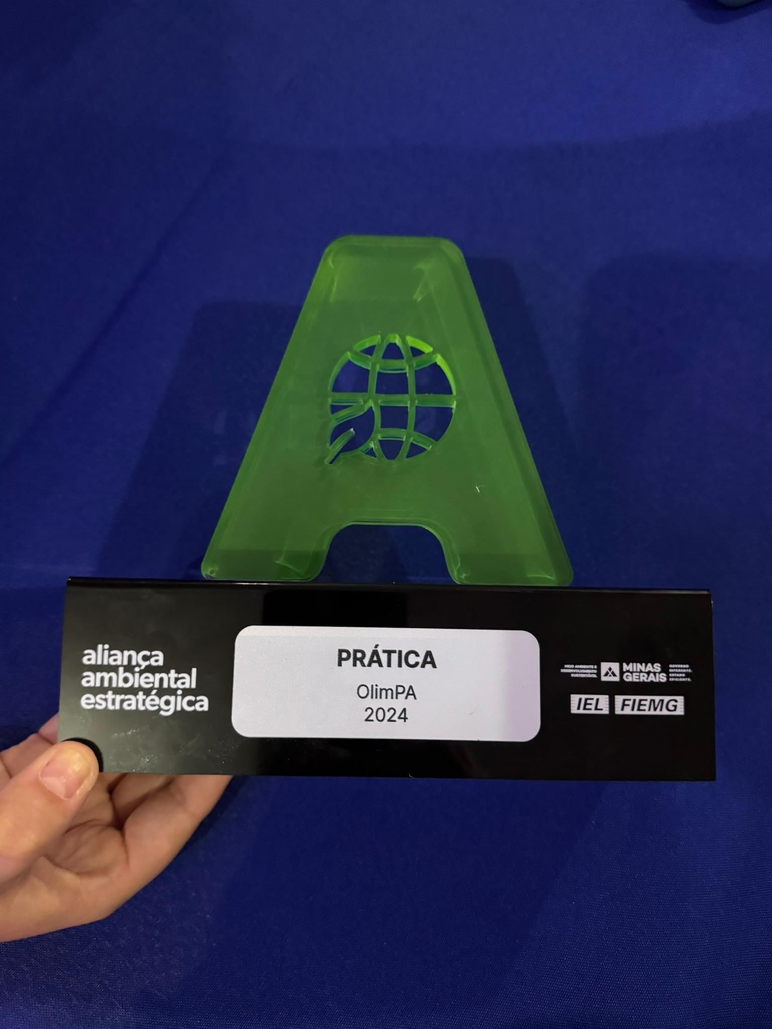 Uma pessoa está segurando um cartão com a letra a nele