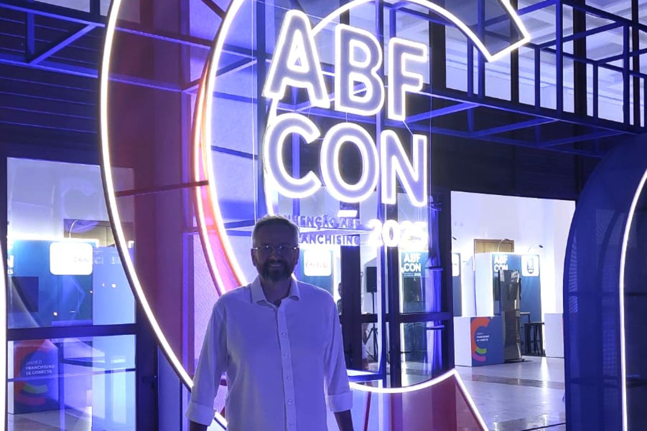 Homem parado perto da placa