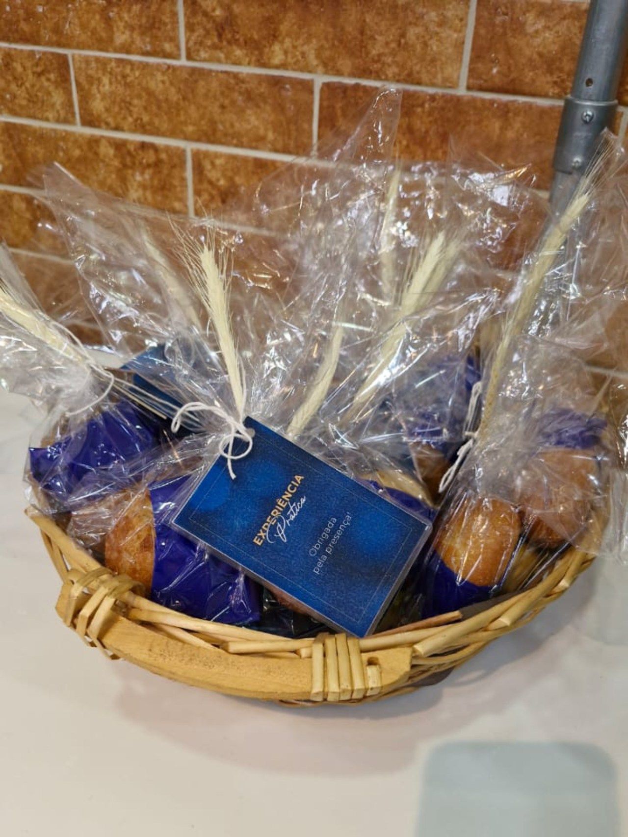 Uma cesta de vime cheia de uma variedade de alimentos embalados.