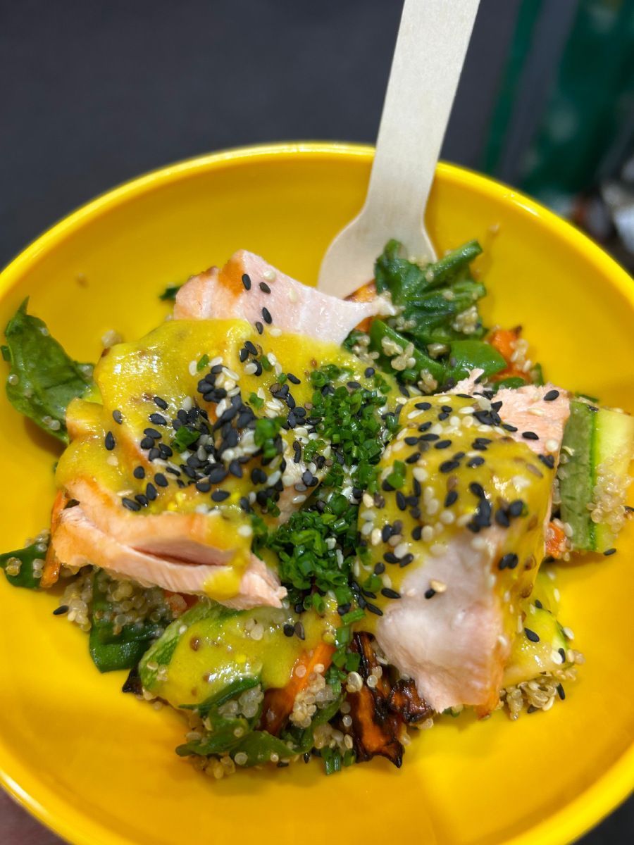 Uma tigela amarela de comida com um garfo dentro