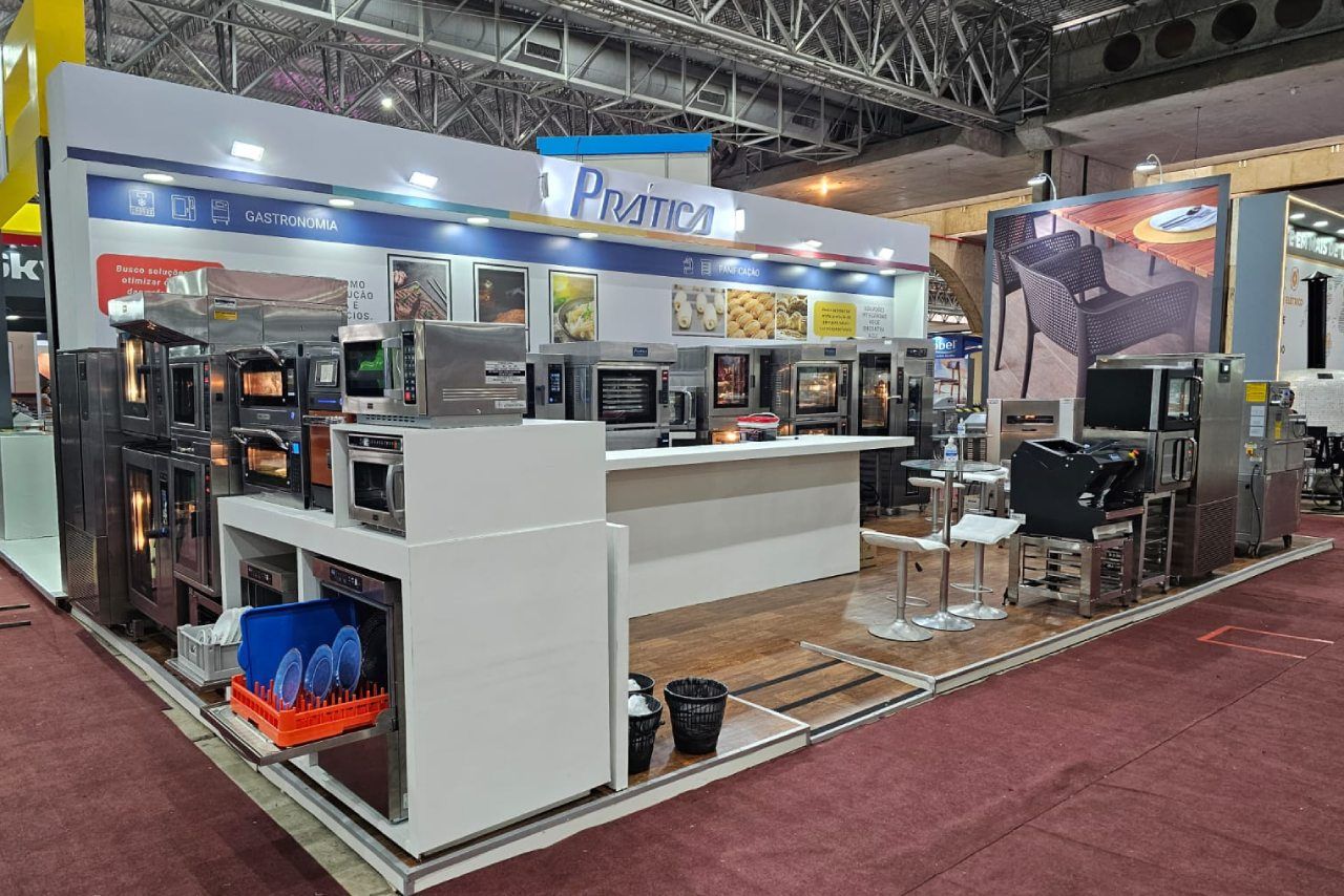 Uma grande exposição de eletrodomésticos está dentro de um prédio.