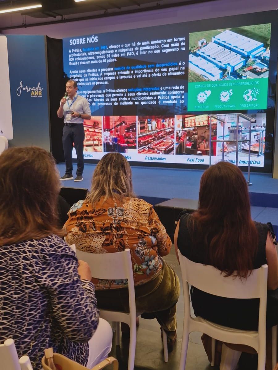 Um homem está fazendo uma apresentação para um grupo de pessoas