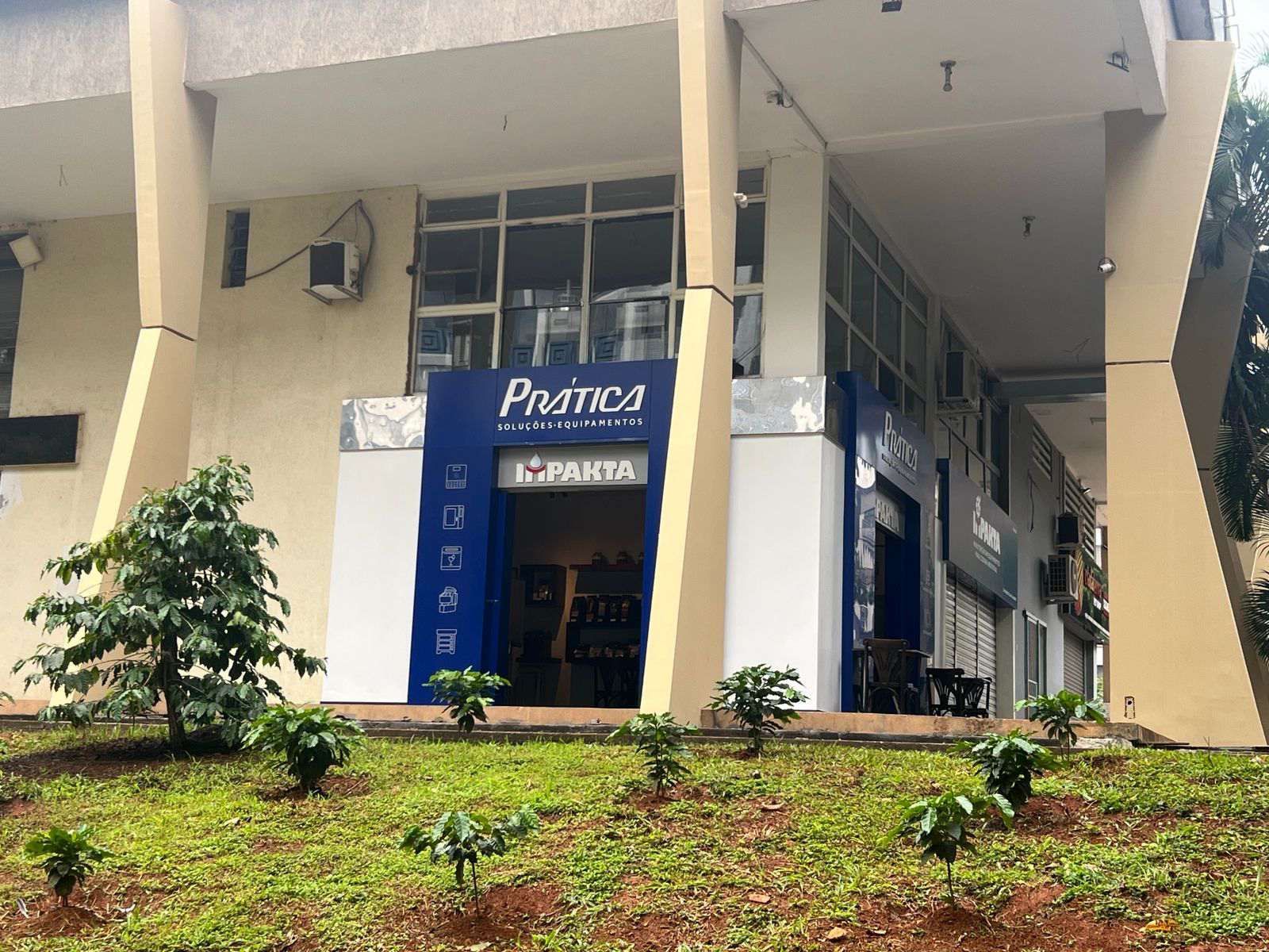 Um prédio com uma placa que diz pratica