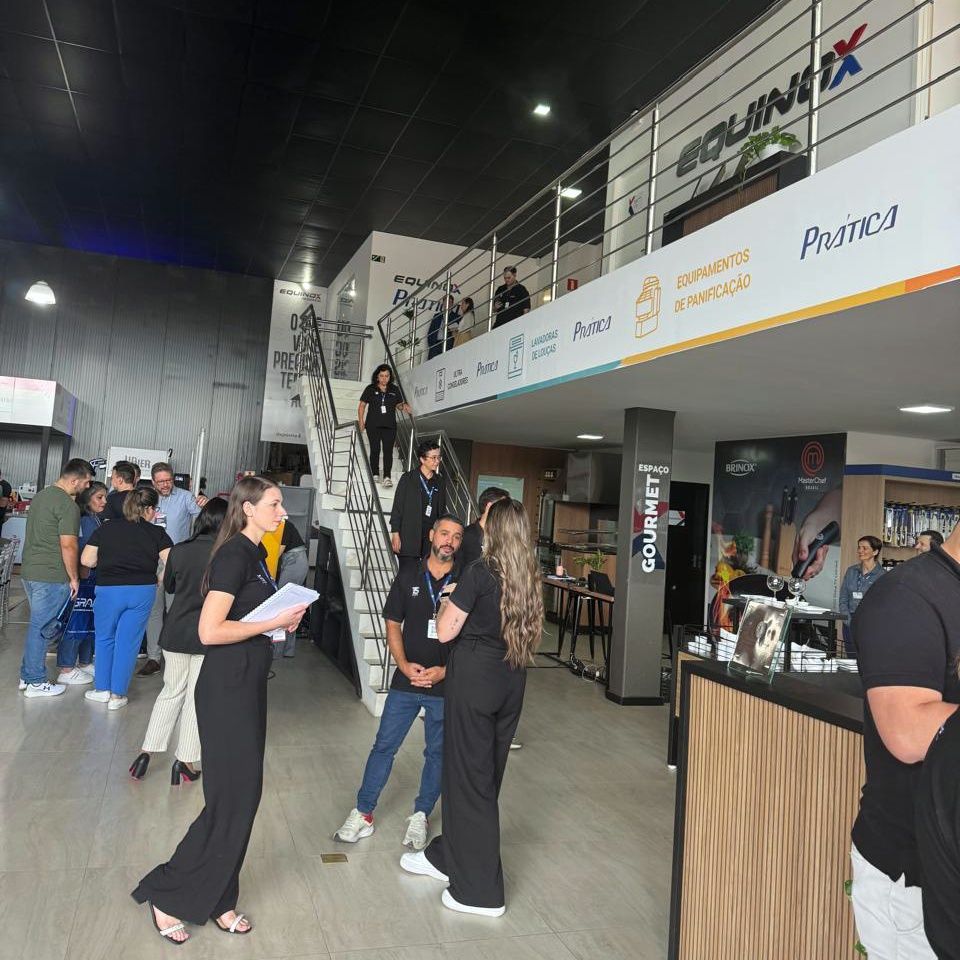 Um grupo de pessoas está em uma sala com uma placa que diz equinócio