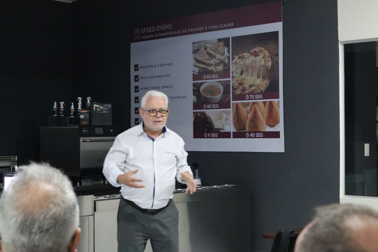 Um homem está fazendo uma apresentação para um grupo de pessoas